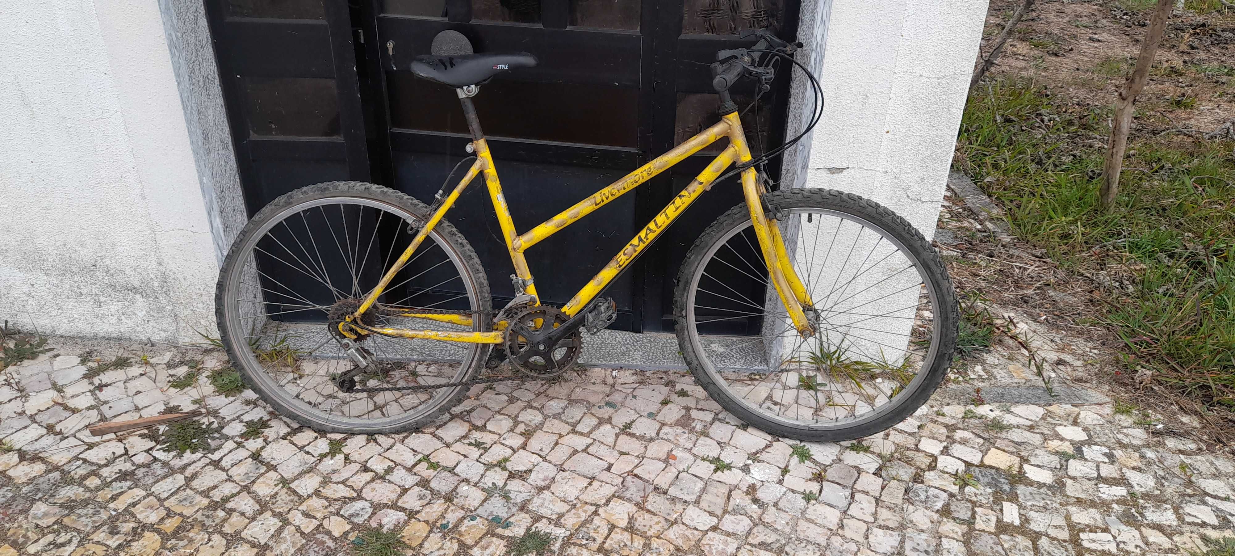 Bicicletas antigas com pouco uso