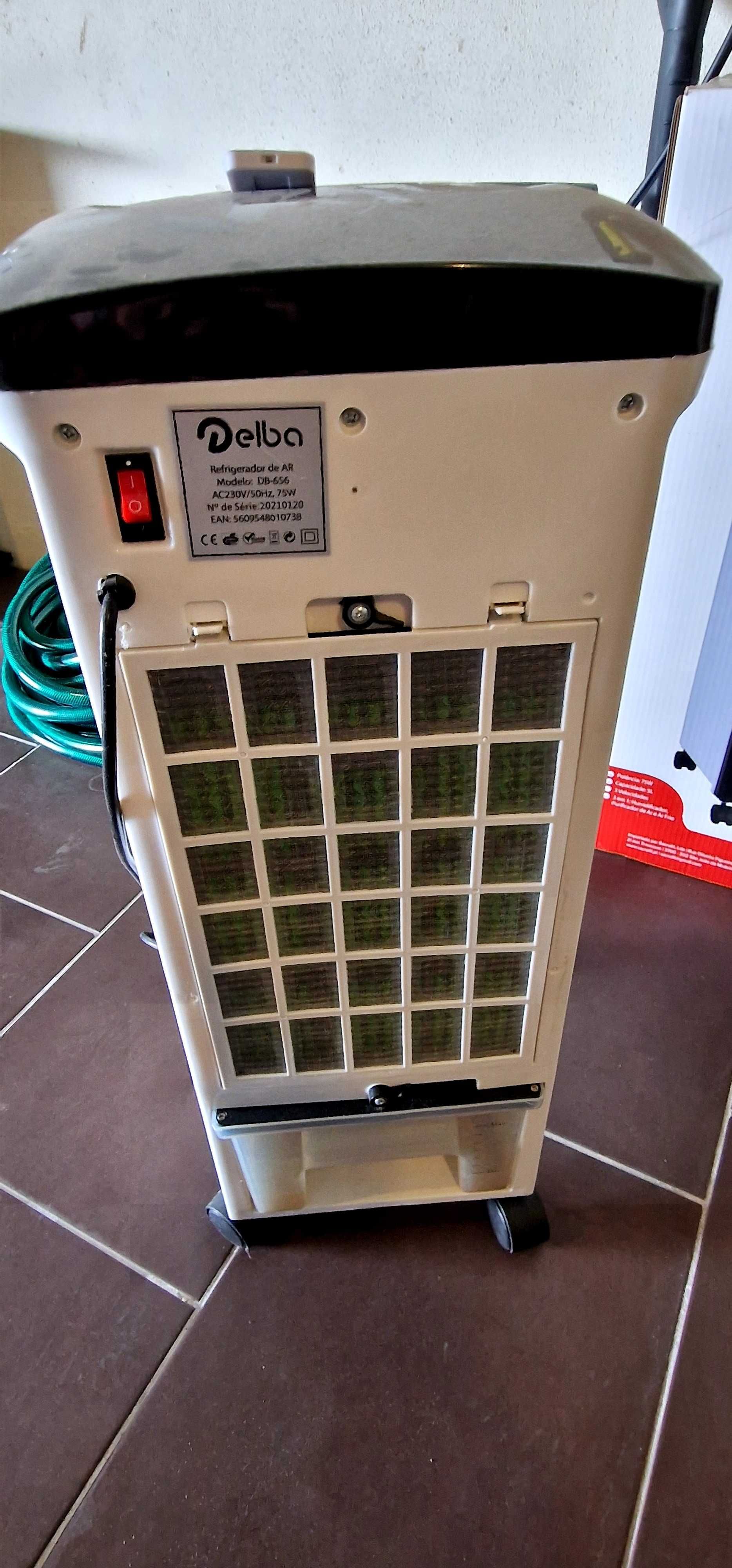 Refrigerador só foi usado um verão, ja esta há muito tempo arrumado.