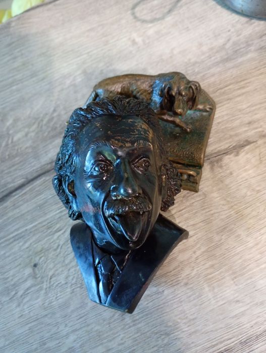 Бронзовый бюст, Ейнштейн