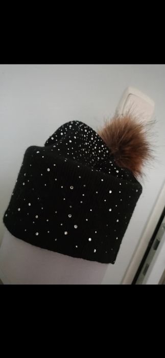 czapka damska zdobiona pompon