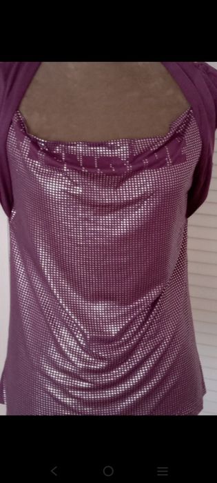 Fioletowa błyszcząca bluzka damska dekolt woda.