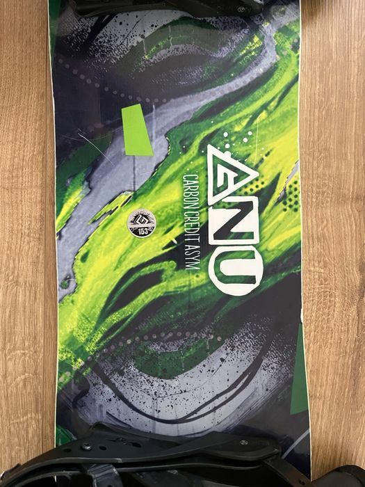 Deska snowboardowa GNU Carbon Credit Asym 153 cm, wiązania Burton