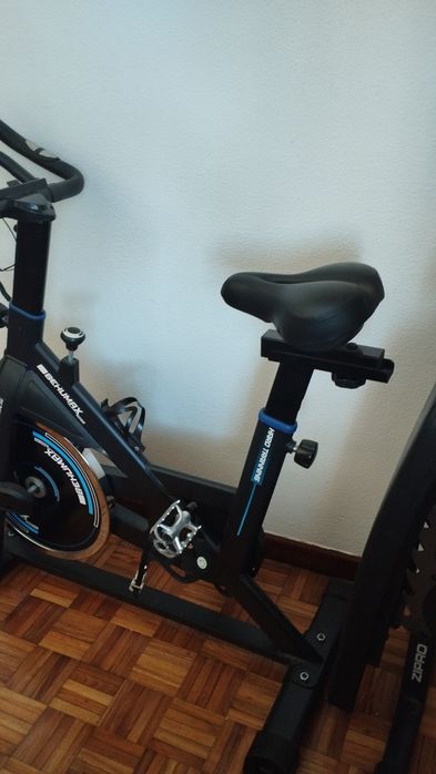 Bicicleta ergométrica e banco academia