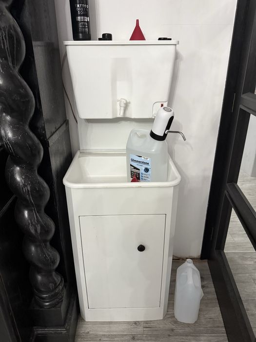 Przenośna umywalka z grzałką