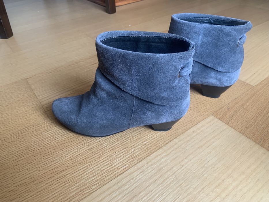 Botins em camurça cinzentos