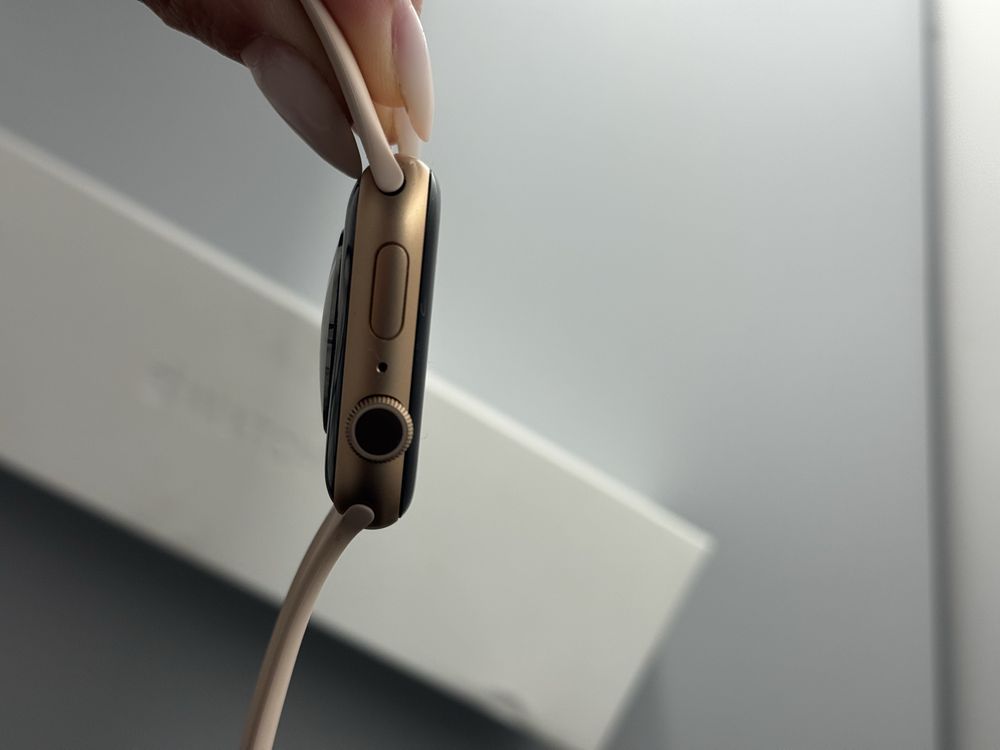 Apple Watch Series 5 - 44mm Gold