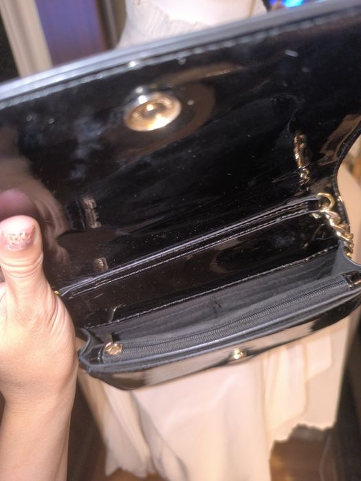 Mała czarna torebka lakierowana Aldo na ramię