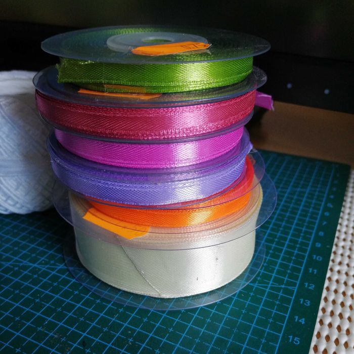 Linhas de crochet, costura e fitas de cetim para artesanato