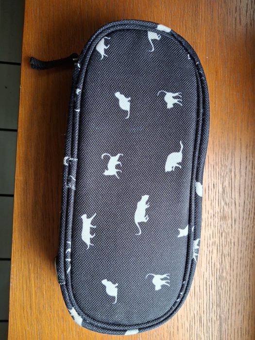 Piornik saszetka czarny w koty