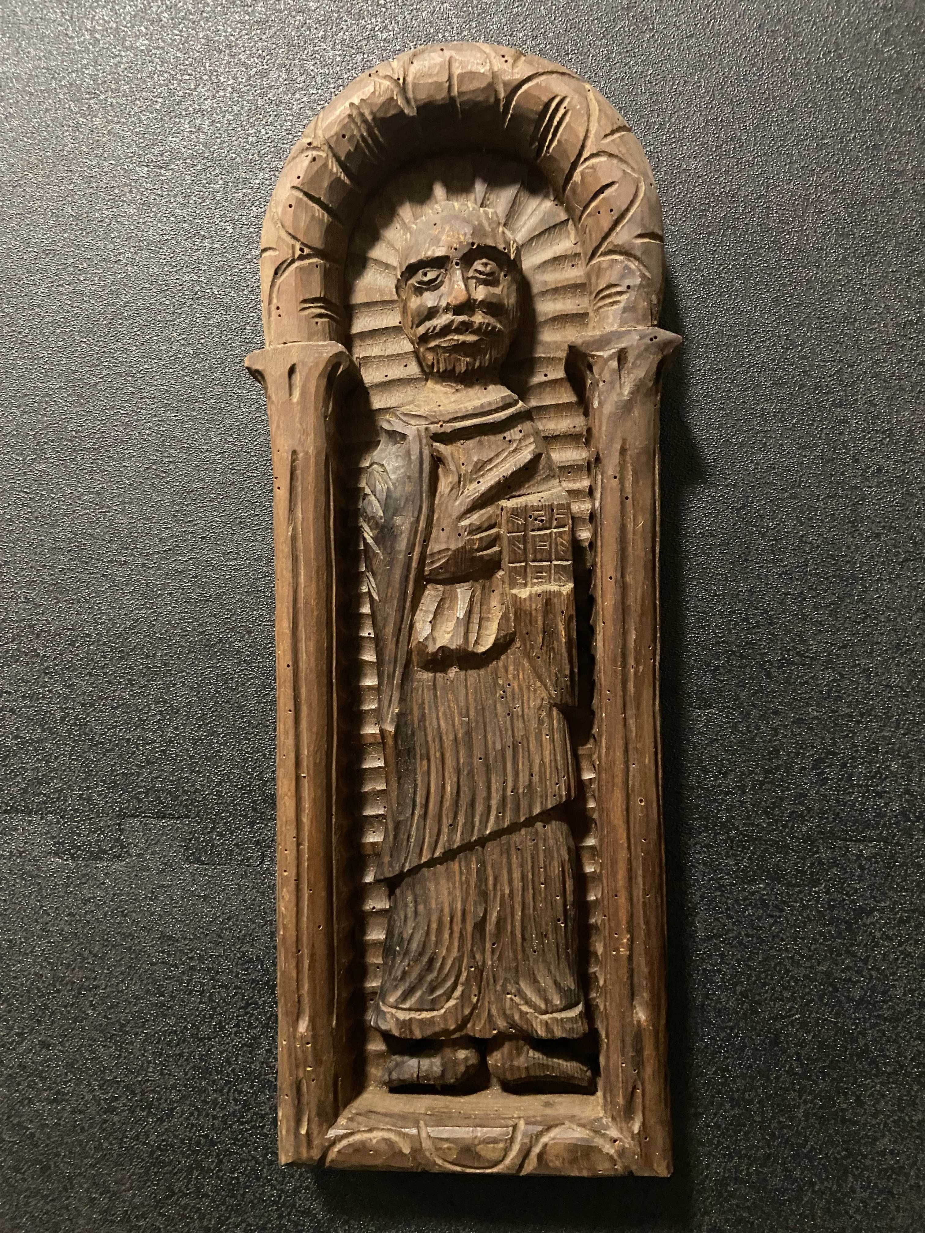 Tábua esculpida com santo