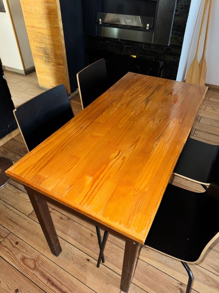 Mesa e 4 cadeiras de madeira