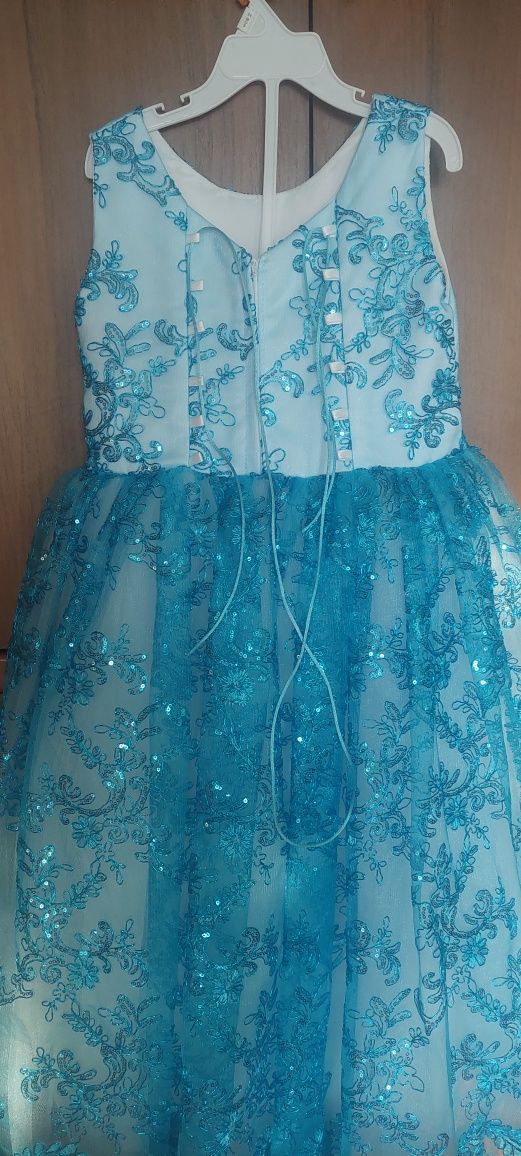 Красивое нарядное праздничное платье 122   6 лет