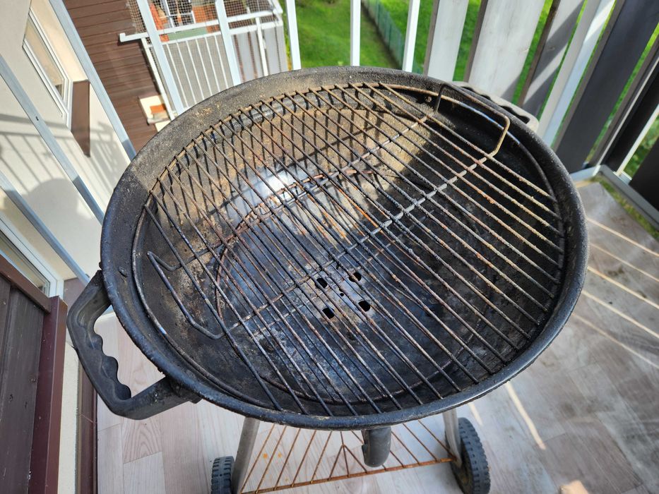 GRILL OKRĄGŁY NA KÓŁKACH ZAMYKANY z pokrywą czarny w sam raz na1 sezon