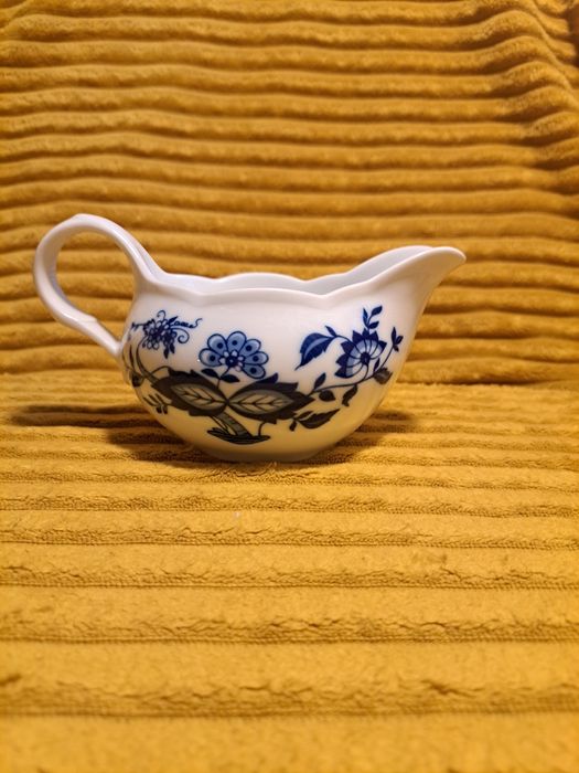 Sosjerka z granatową aplikacją