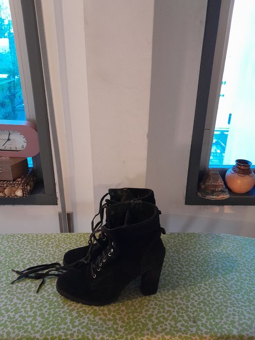 Vendo Botas de Senhora muito bonitas como novas