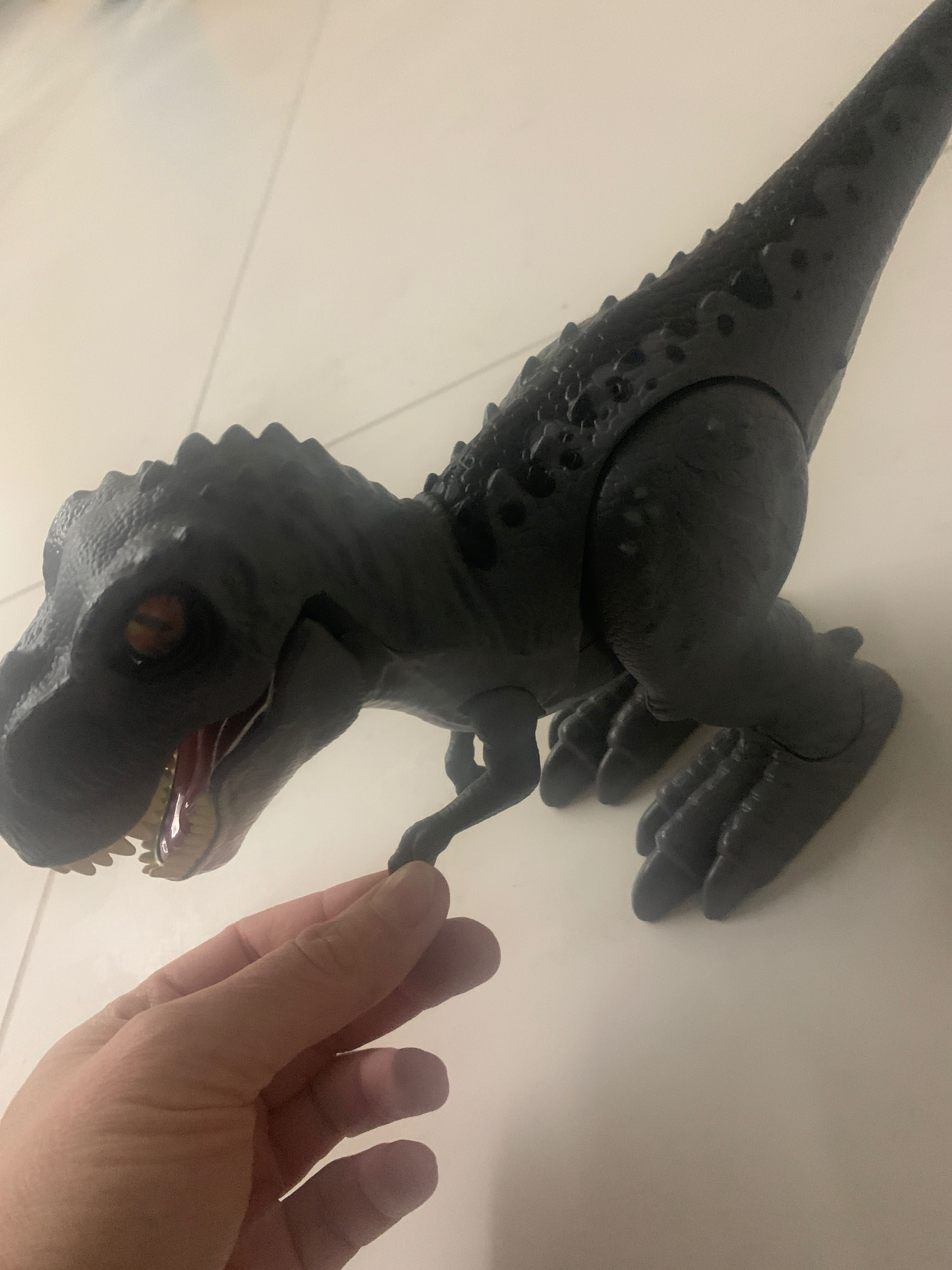 Dinozaur interaktywny chodzi i wydaje dźwięki. Tyranozaur (chyba :)