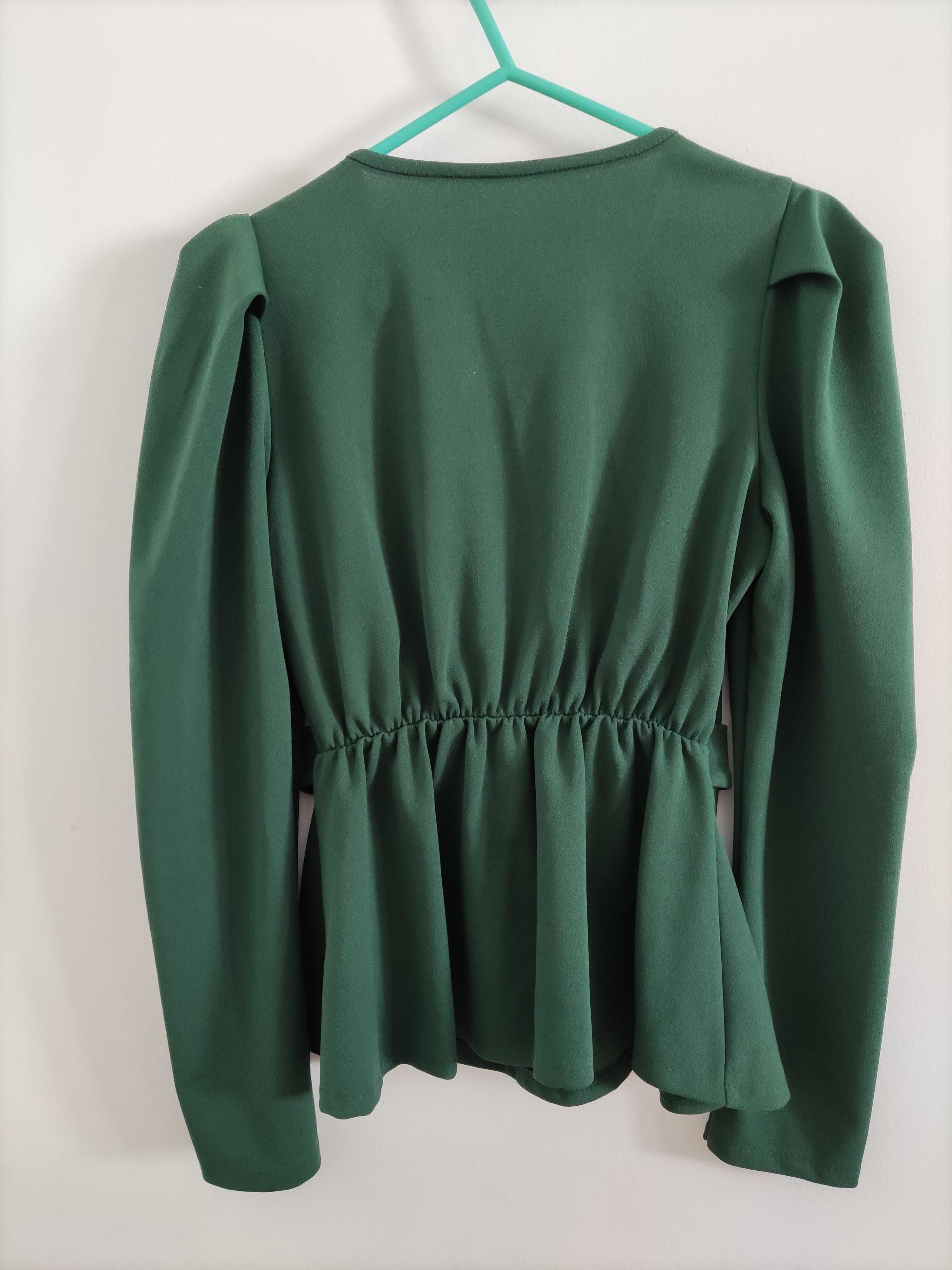 Blusa verde com detalhe dourado