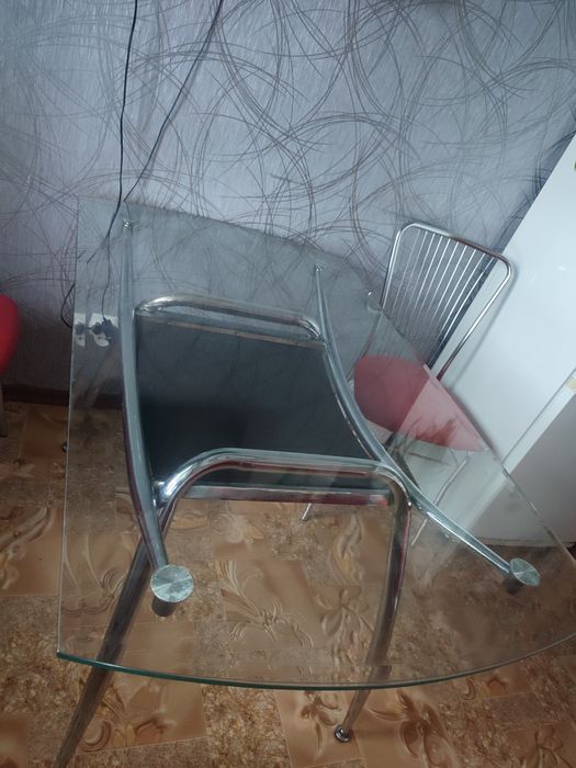 Стіл скляний обідній