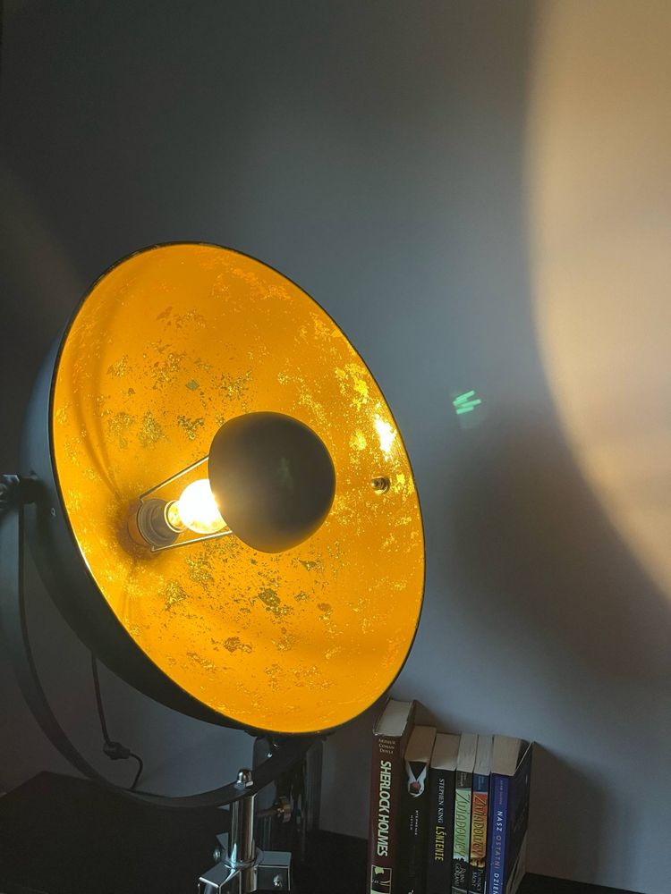 Lampa podłogowa loft/industrialna – reflektor na trójnogu