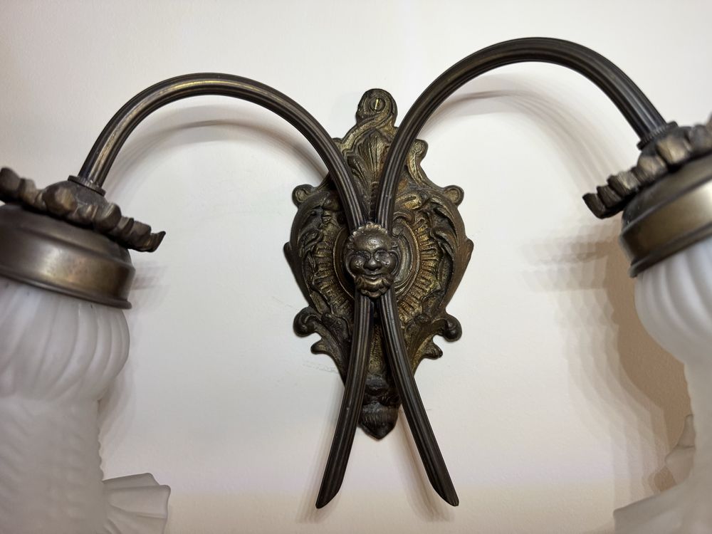 Candeeiro de parede clássico em metal e com tulipas de vidro