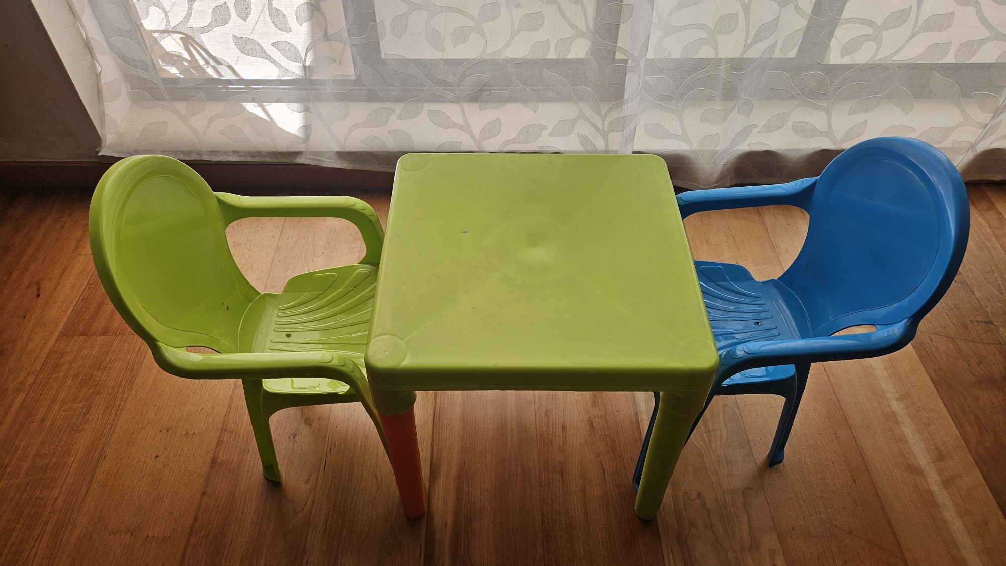 Mesa e cadeiras criança