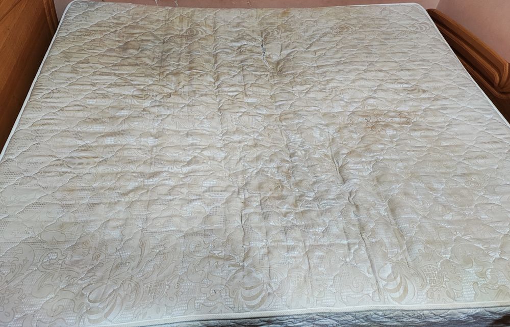 Отдам матрас 190х160 см.