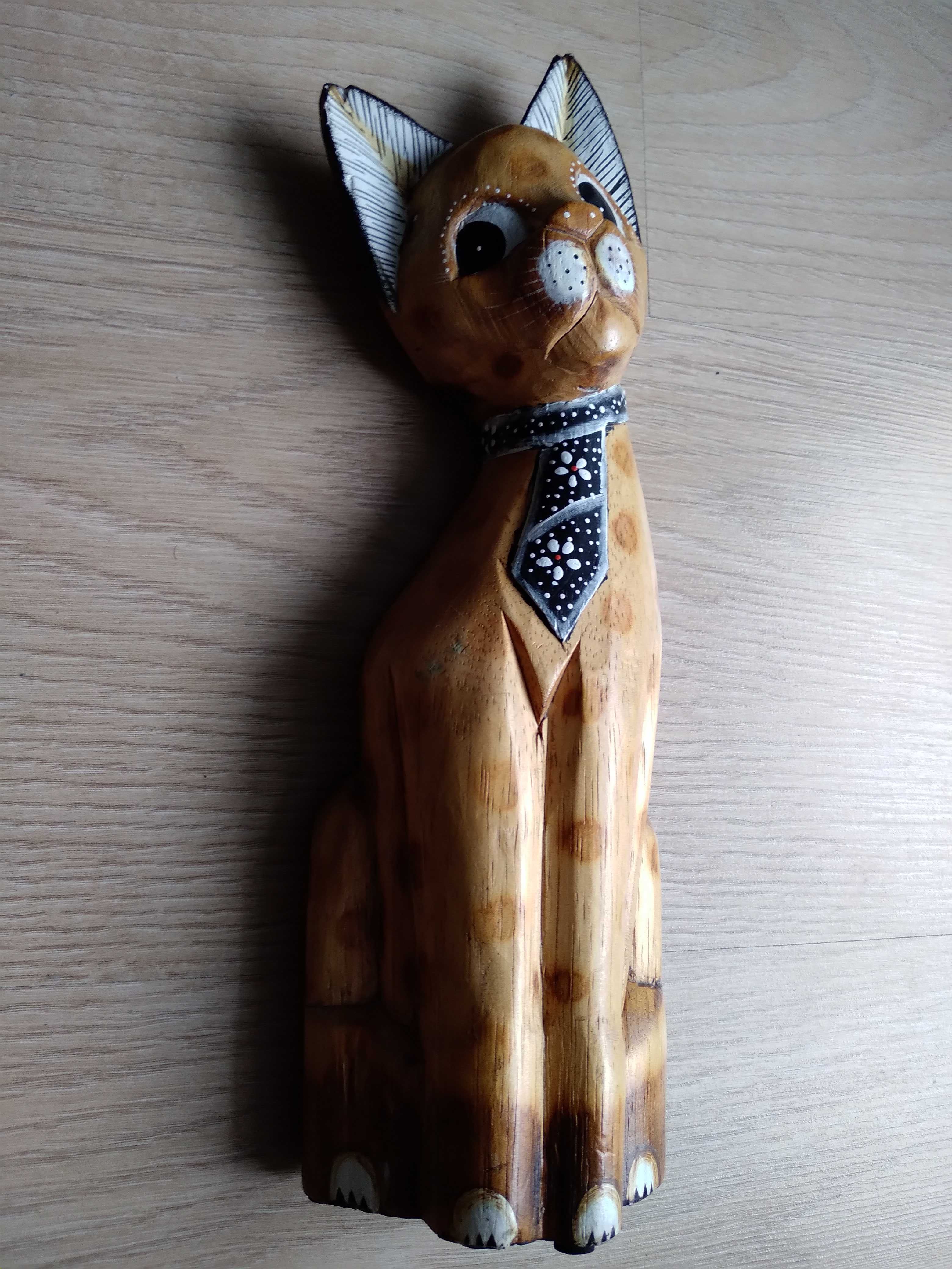Malowana drewniana figurka kota