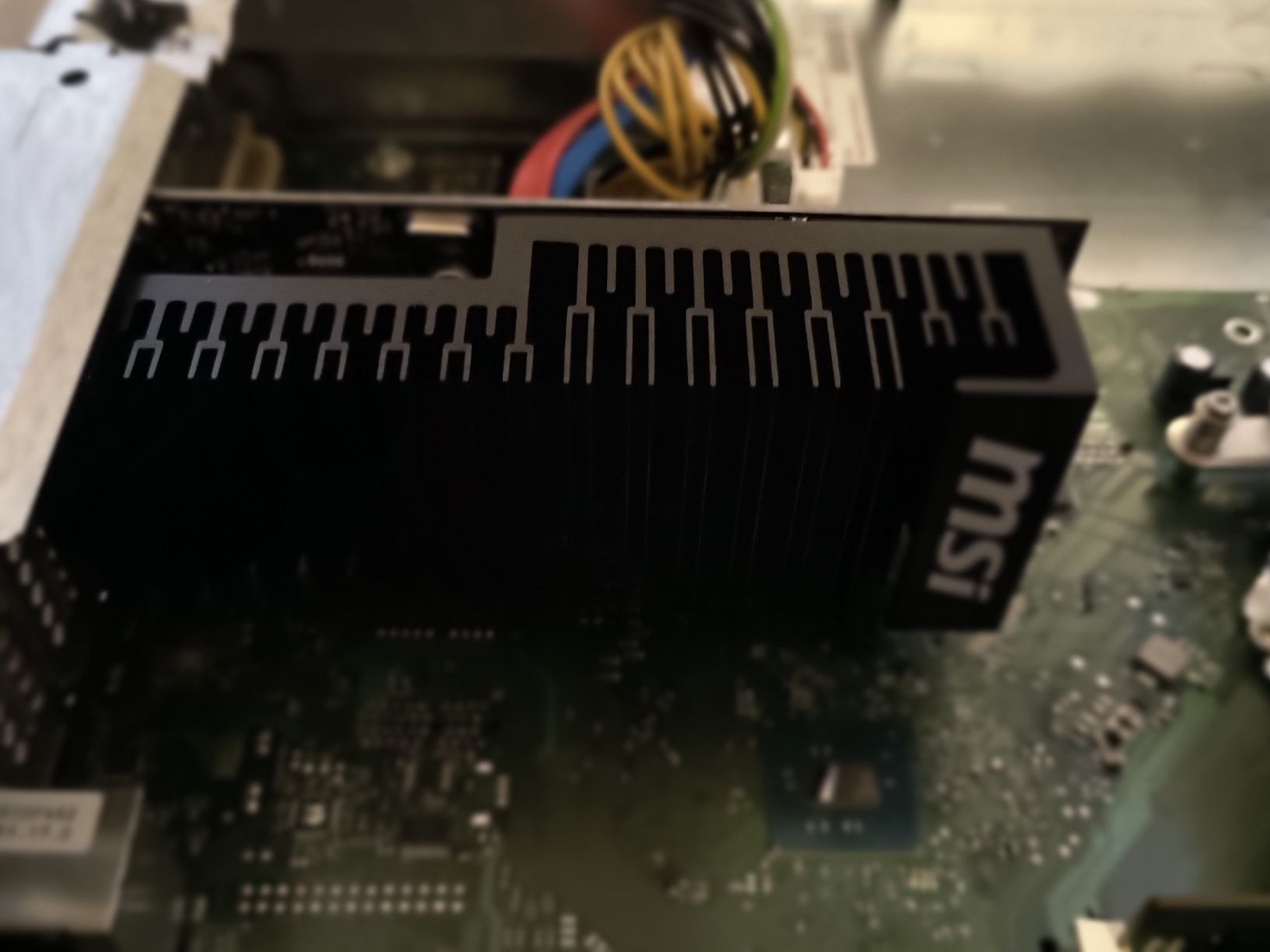 Fujitsu Esprimo D556 SFF | GeForce GT 1030 4GB | 256 GB NVMe | 1 TB HD