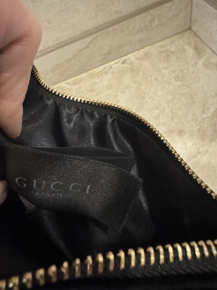 Косметички Gucci.