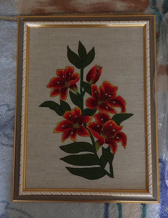 Ручна вишивка : бісером, художньою гладью,  тамбурним швом