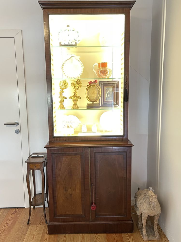 Móvel vitrine antigo, estilo D. Maria, em vinhático