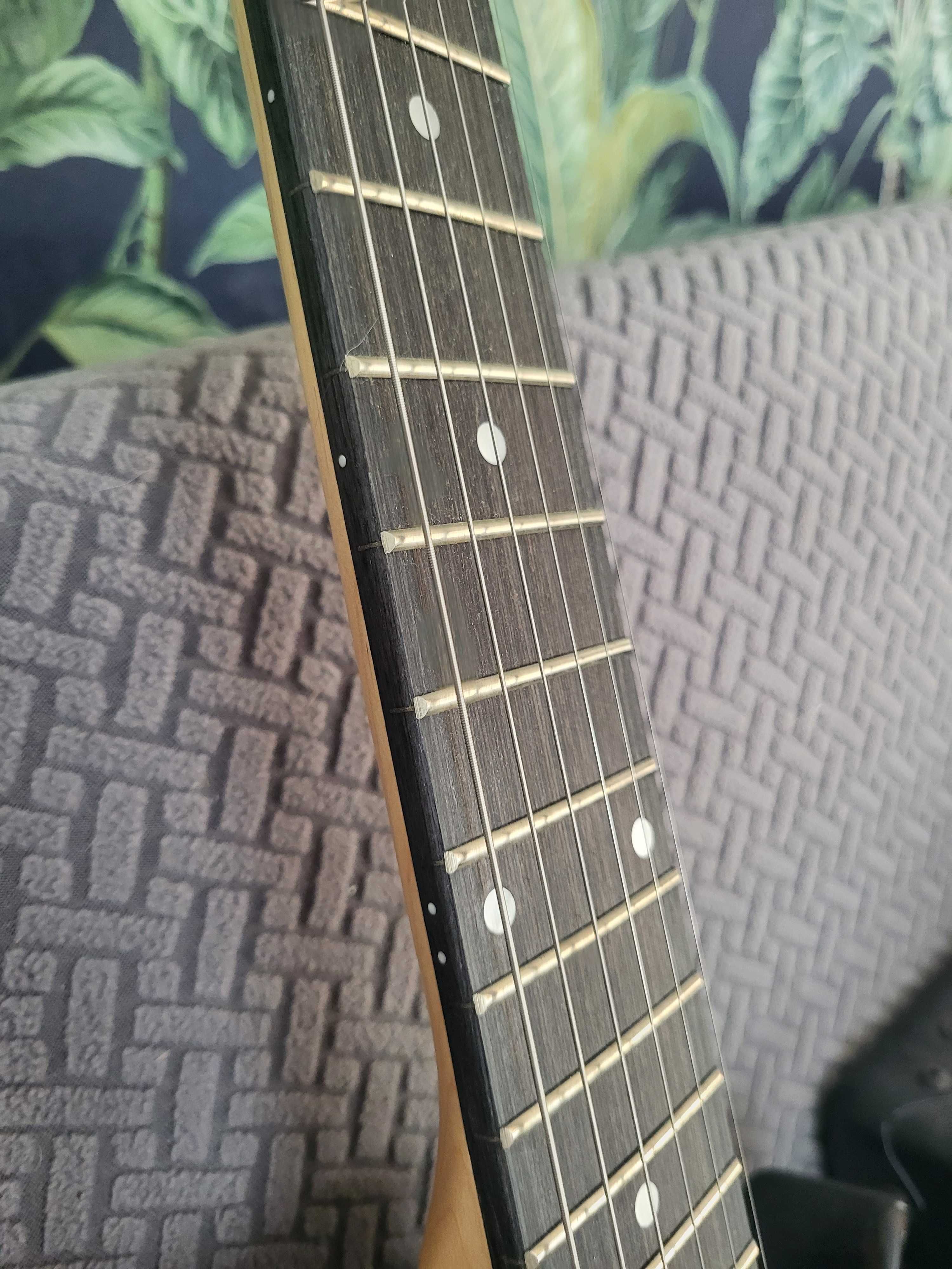 Wzmaczniacz gitarowy Harley Benton plus gitara oraz efekt gitarowy.