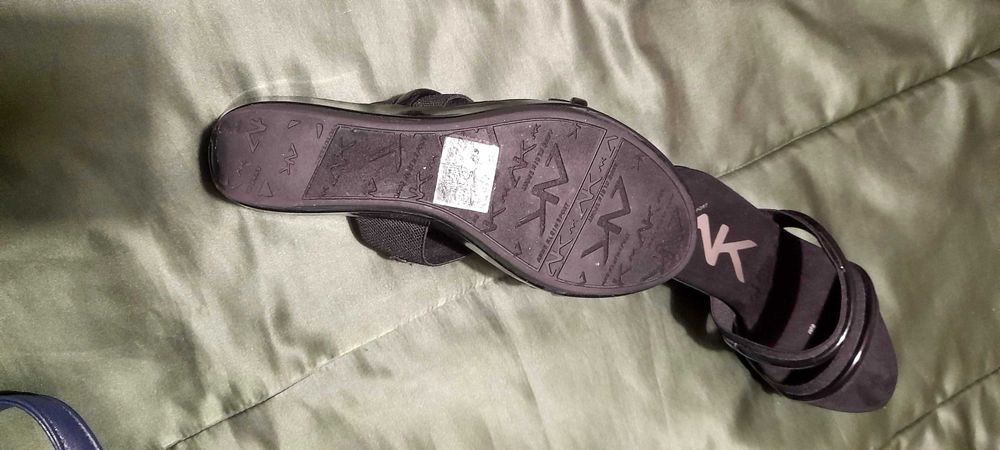 Sandálias pretas novas