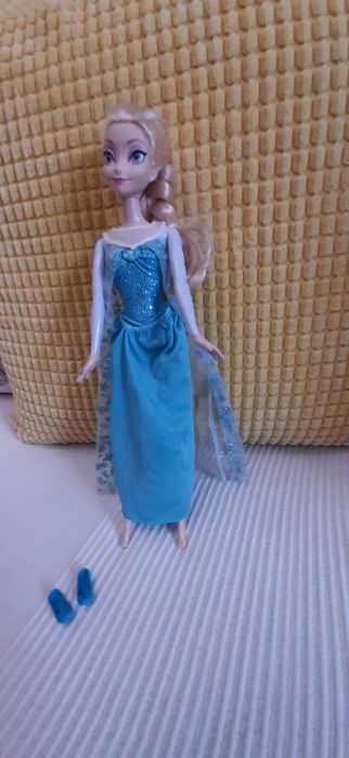 2 bonecas Elsa, uma delas canta