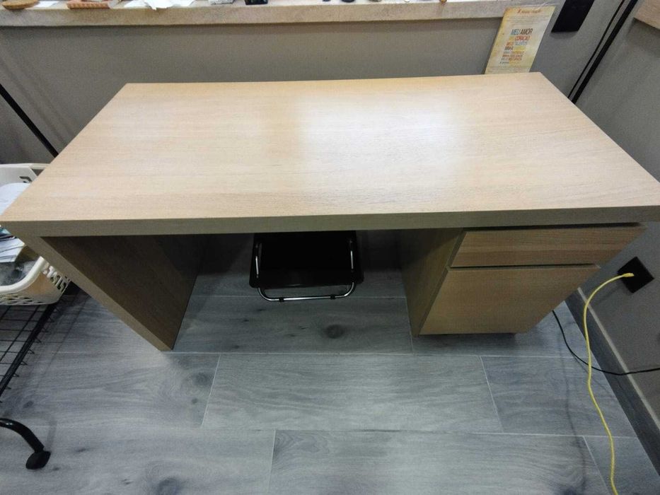 Secretária quase nova