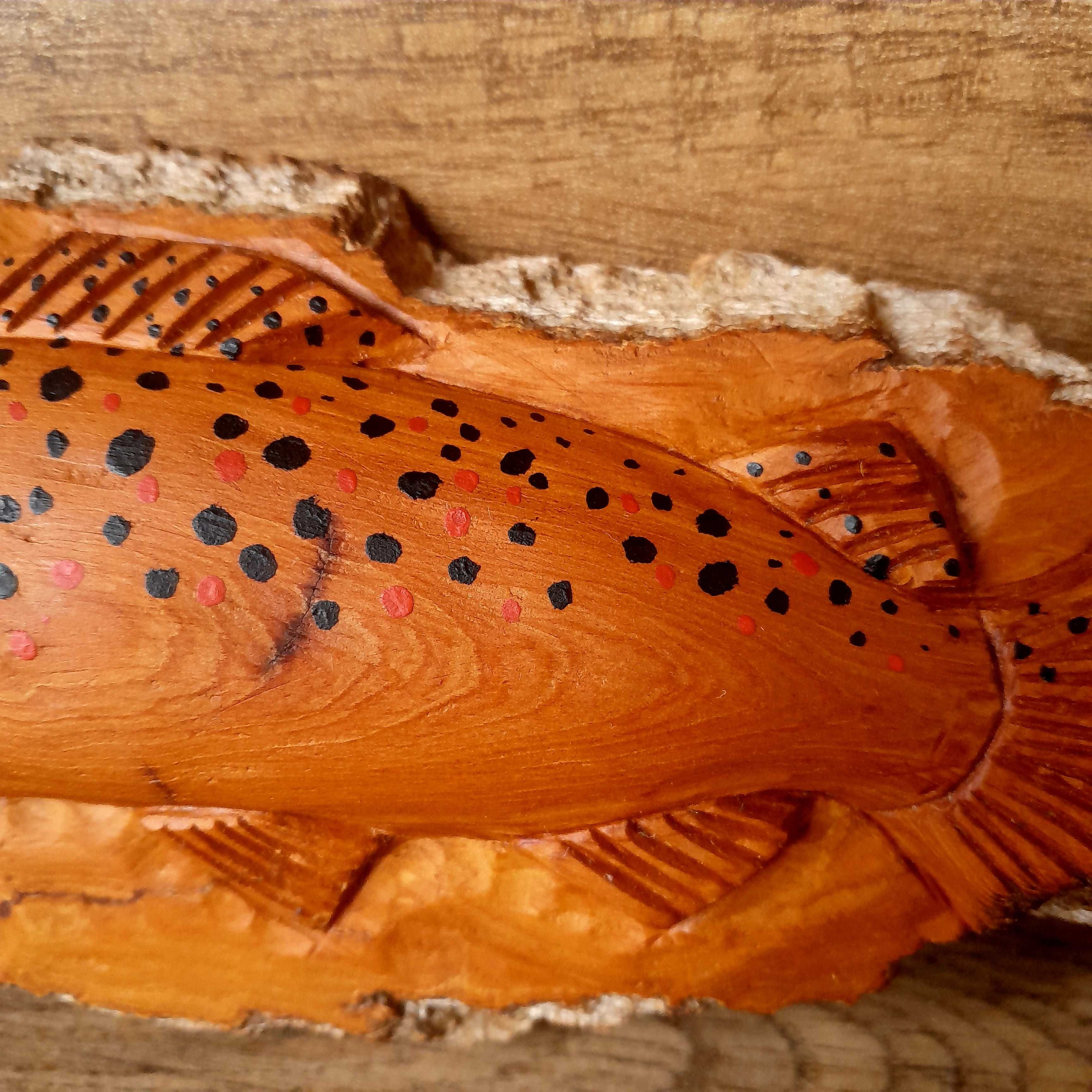 Pstrąg potokowy - rzeźba z drewna topoli | Prezent dla wędkarza