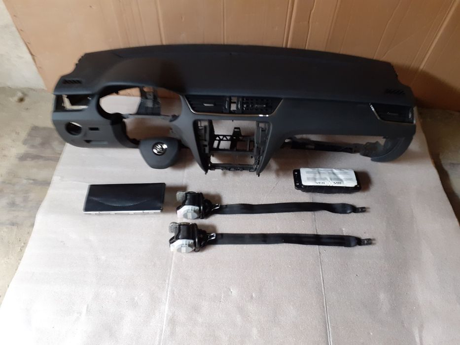 Deska rozdzielcza konsola kokpit airbag pasy Octavia 3