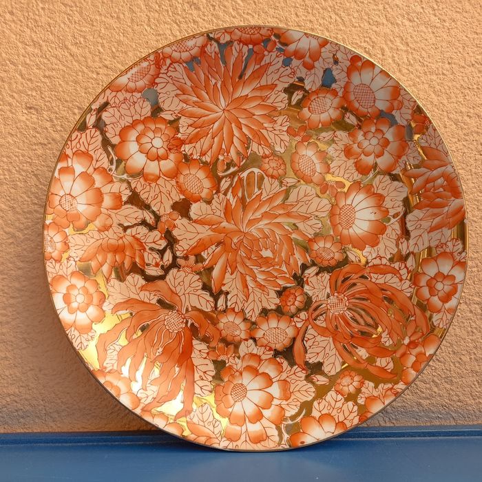 Prato em porcelana oriental motivo floral com decoração dourada