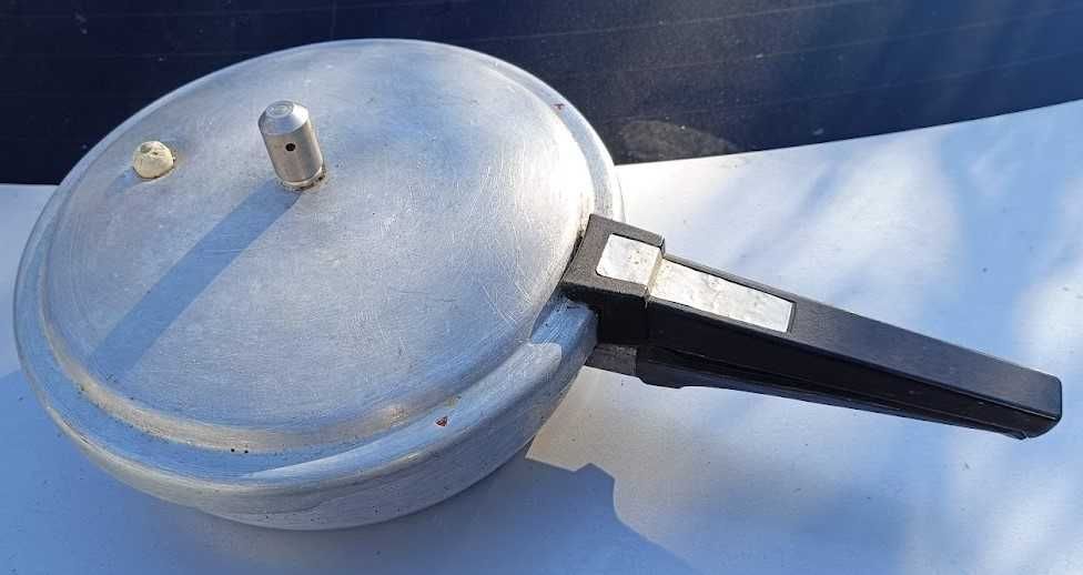 Сковорода скороварка с толстым дном-тяжелая примерно 4кг