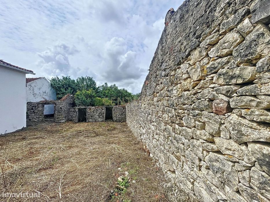 Terreno com Casinhas para Reabilitar!