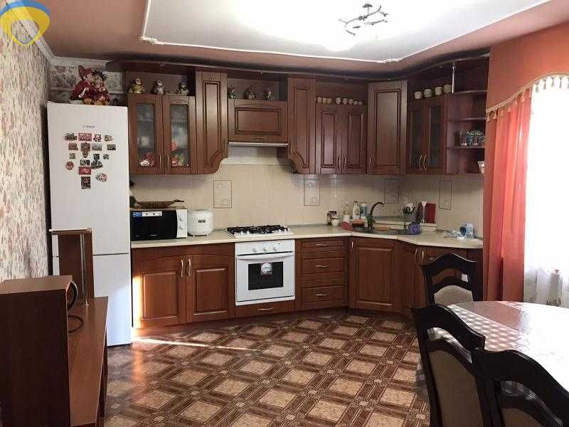 Шикарний великий будинок з ремонтом в передмісті Одеси.