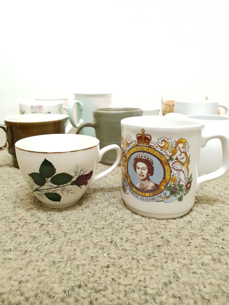 Zestaw ceramicznych porcelanowych kubków naczyń