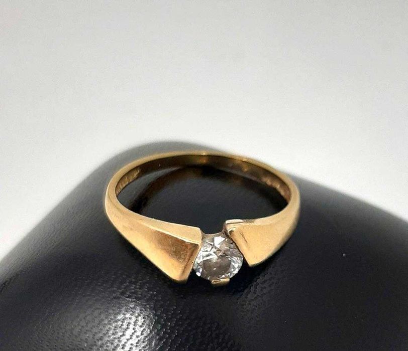 Złoty pierścionek z cyrkonią PR.585 W:1,92gr R.9 InterSKLEP