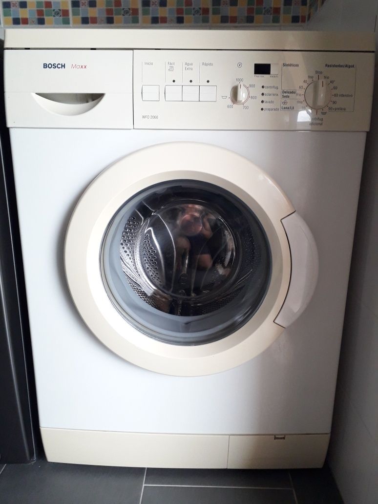 Máquina de lavar roupa Bosch usada com avaria