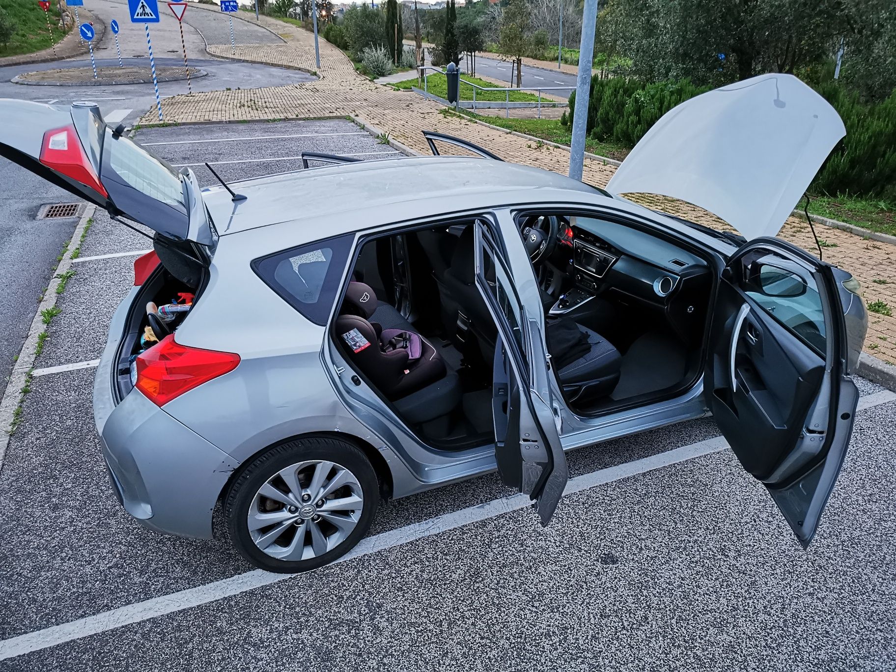 Toyota Auris 1.8 Híbrido HSD Confort