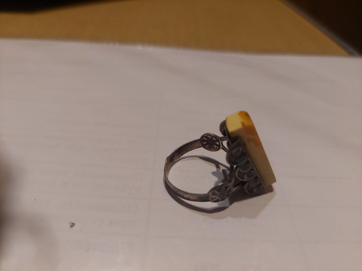 Продам серебряное кольцо с янтарем