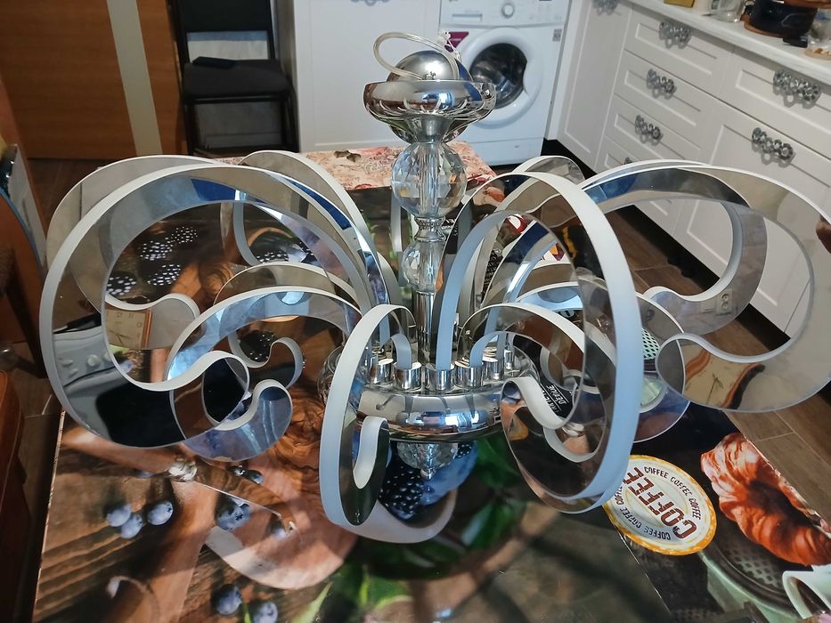 Красива, масивна, світлодіодна люстра в гарному стані, в кольорі хром.