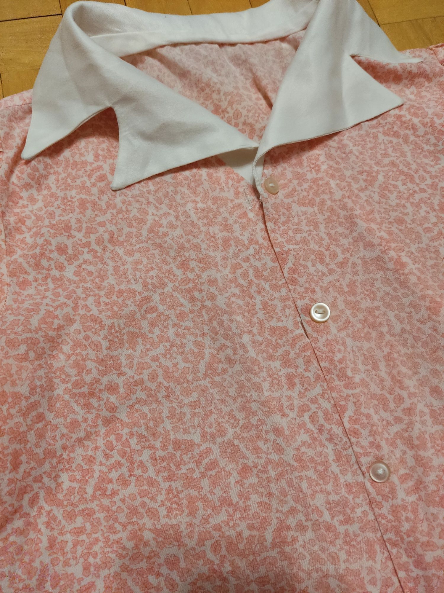 Koszula z krótkim rękawem w różowe kwiatuszki białe rękawy PRL vintage