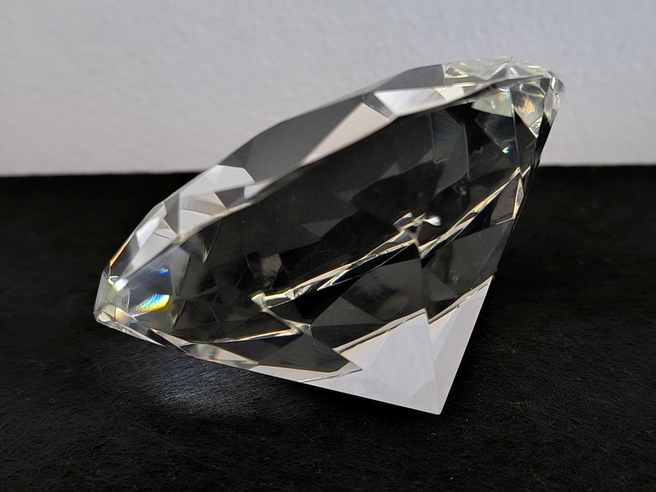 Pisa papeis em vidro com formato de diamante lapidado