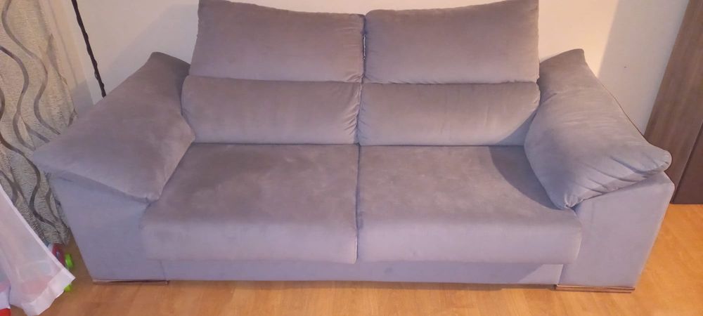 Sofá cinzento em tecido
